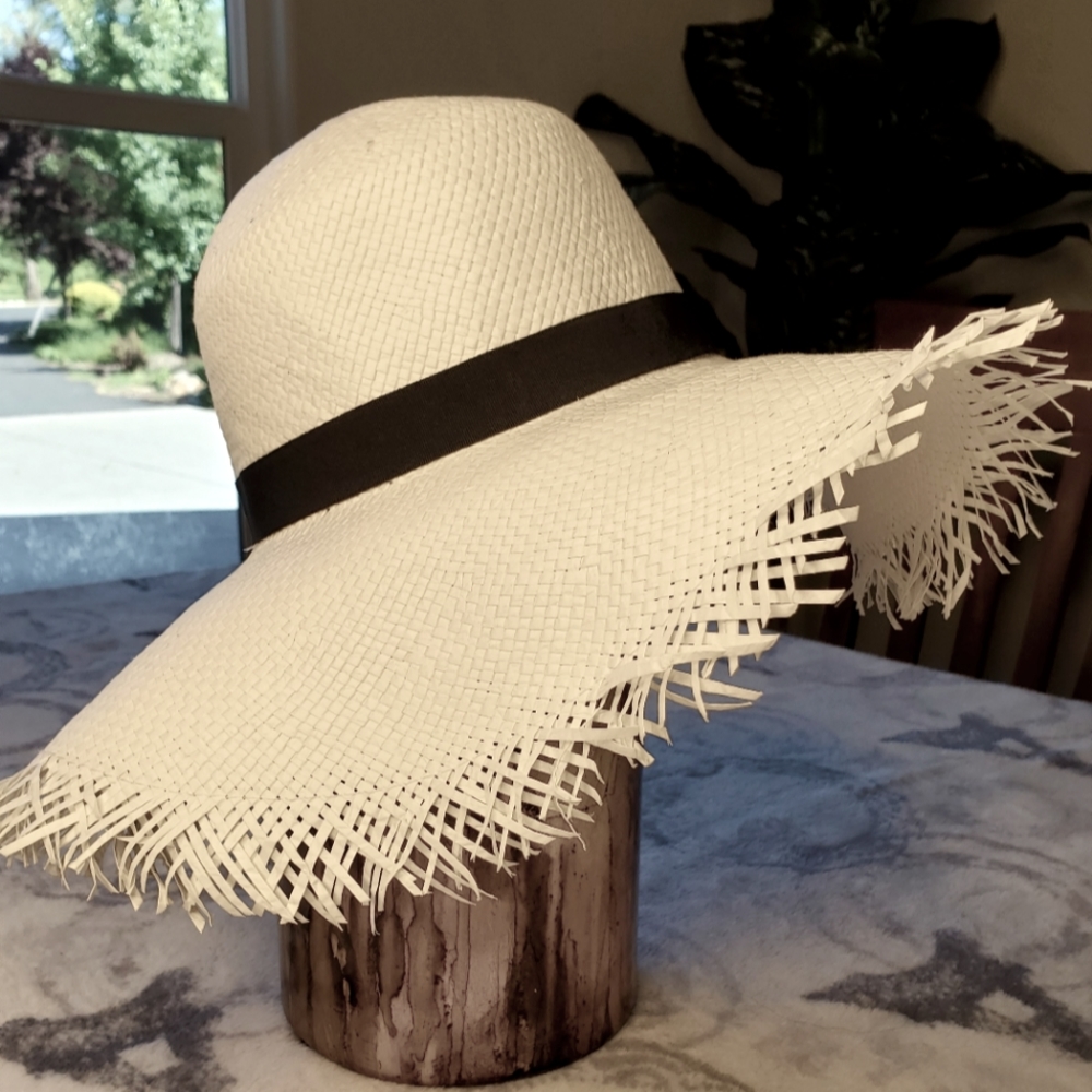NWOT  White Woven Summer Hat - white